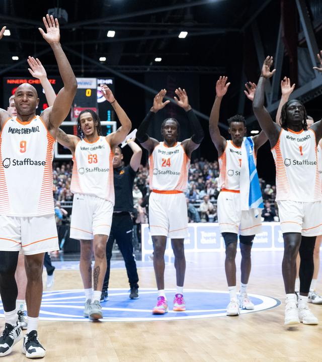 17.04.2024, Sachsen, Chemnitz: Basketball, Europe Cup, Niners Chemnitz - Bahcesehir Koleji, K.o.-Runde, Finale, Hinspiele, Chemnitz Arena. Die Mannschaft der Niners mit DeAndre Lansdowne (vorn) reagiert nach dem Sieg