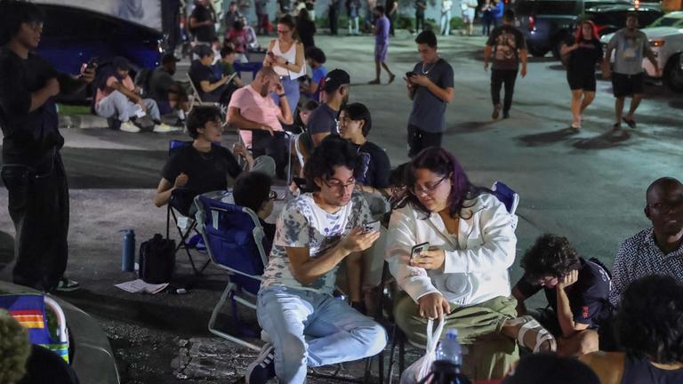 Wartende Menschen am 05.06.2025 in Pembroke Pines, Florida.