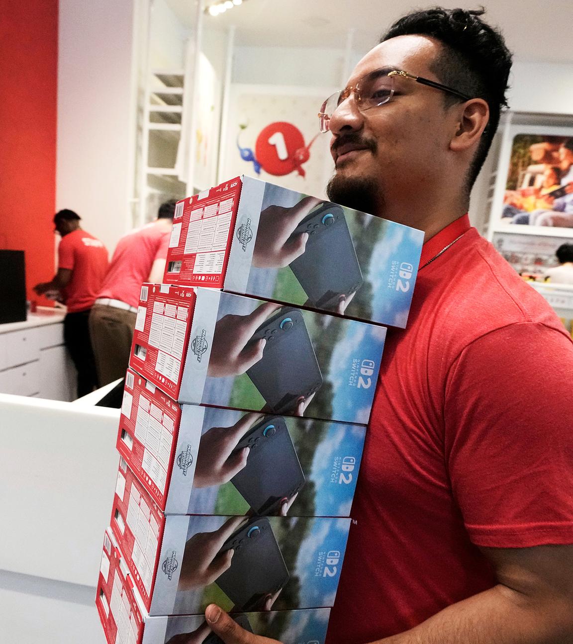 Ein Stapel Nintendo Switch 2-Geräte wird im Nintendo Store im New Yorker Rockefeller Center aufgefüllt