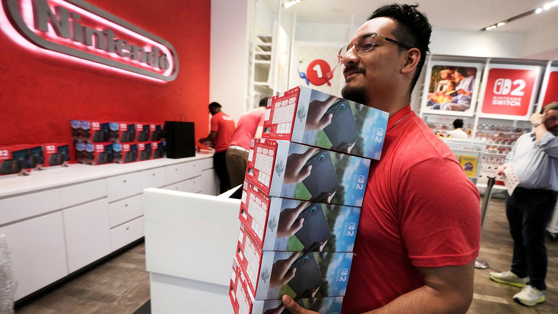 Ein Stapel Nintendo Switch 2-Geräte wird im Nintendo Store im New Yorker Rockefeller Center aufgefüllt