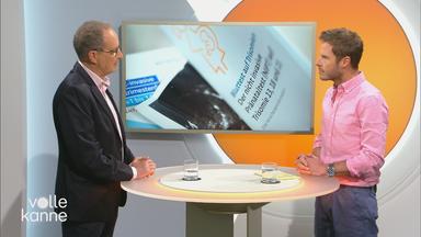 Dr. Christoph Specht steht mit Florian Weiss am "Volle Kanne"-Top-Themen-Pult