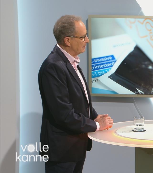 Dr. Christoph Specht steht mit Florian Weiss am "Volle Kanne"-Top-Themen-Pult
