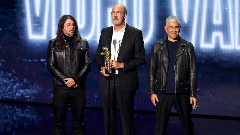 Musiker Dave Grohl, Krist Novoselic und Pat Smear von der Band Nirvana nehmen am 27.09.2026 im Peacock Theater in Los Angeles, Kalifornien, während der MTV Video Music Awards (VMAs) 2026 auf der Bühne den „Video Vanguard Award“ entgegen. 