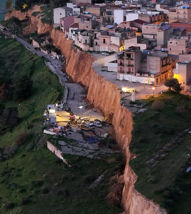 Abbruchkante nach dem Erdrutsch im Dorf Niscemi