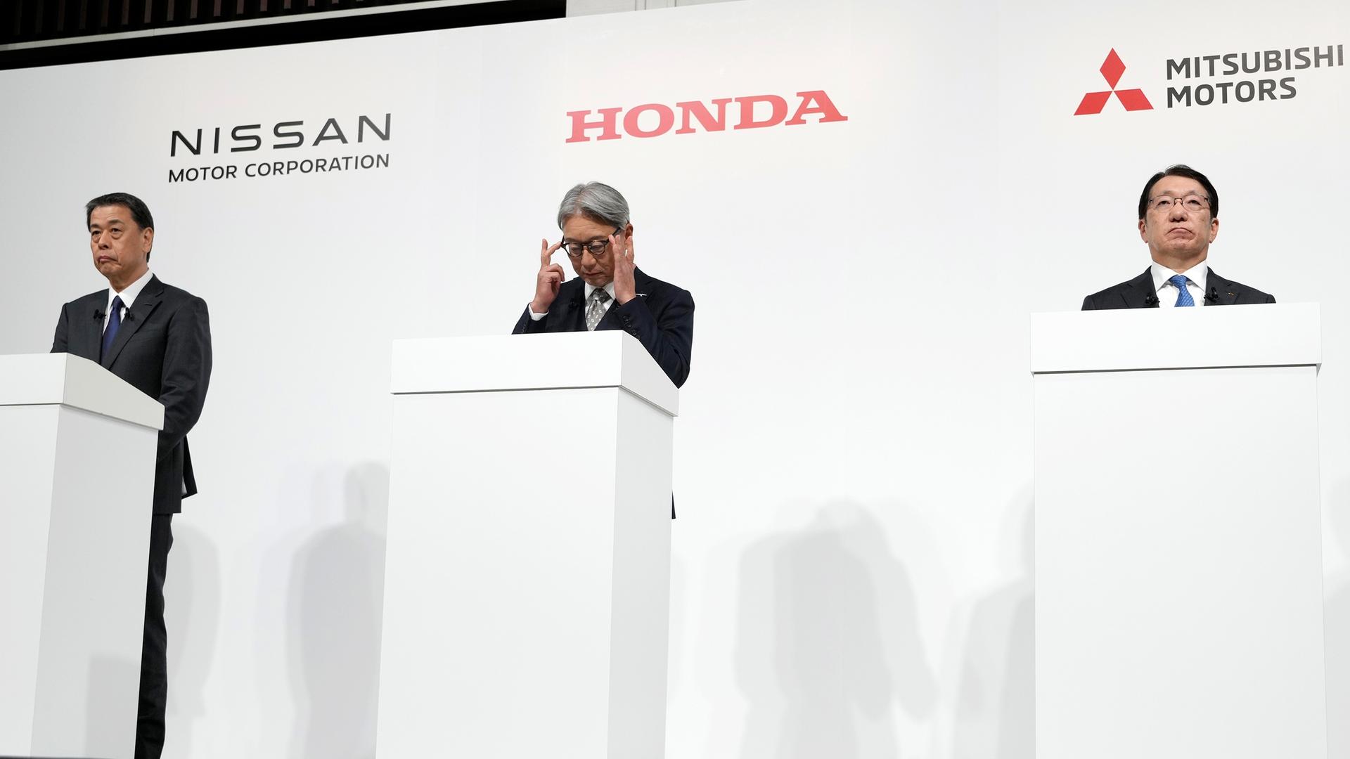 Der Vorstandsvorsitzende von Nissan, Makoto Uchida (l-r), und der Vorstandsvorsitzende von Honda, Toshihiro Mibe, sowie Takao Kato, CEO von Mitsubishi Motors an einer gemeinsamen Pressekonferenz