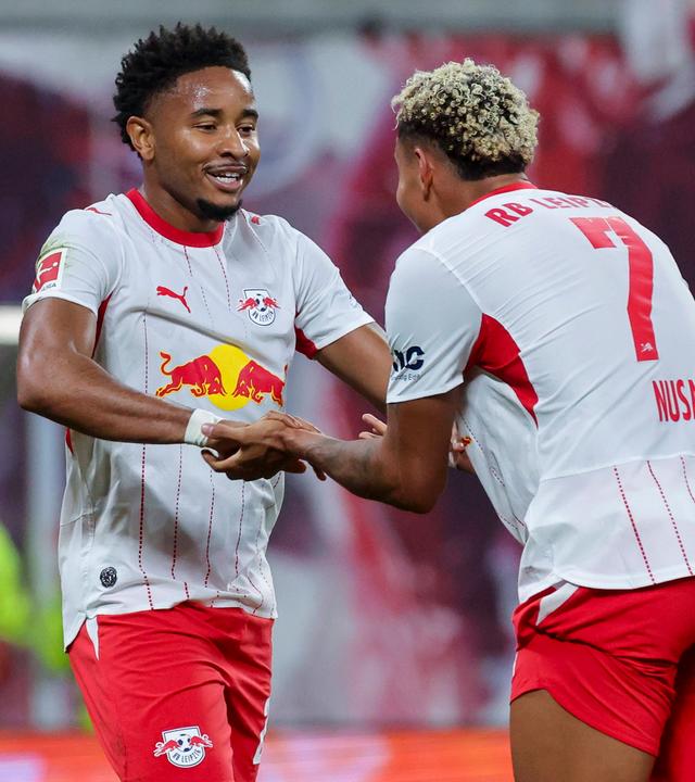 Christopher Nkunku und Antonio Nusa jubeln nach einem Tor in der Partie gegen die Eintracht aus Frankfurt