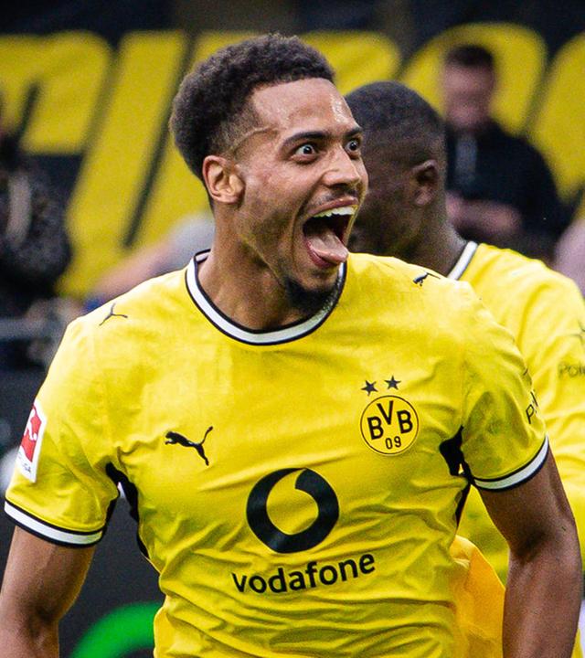 Dortmundes Mittelfeldspieler Felix Nmecha jubelt nach seinem Treffer zum 3:0 in der Bundesligapartie gegen den SC Paderborn 07