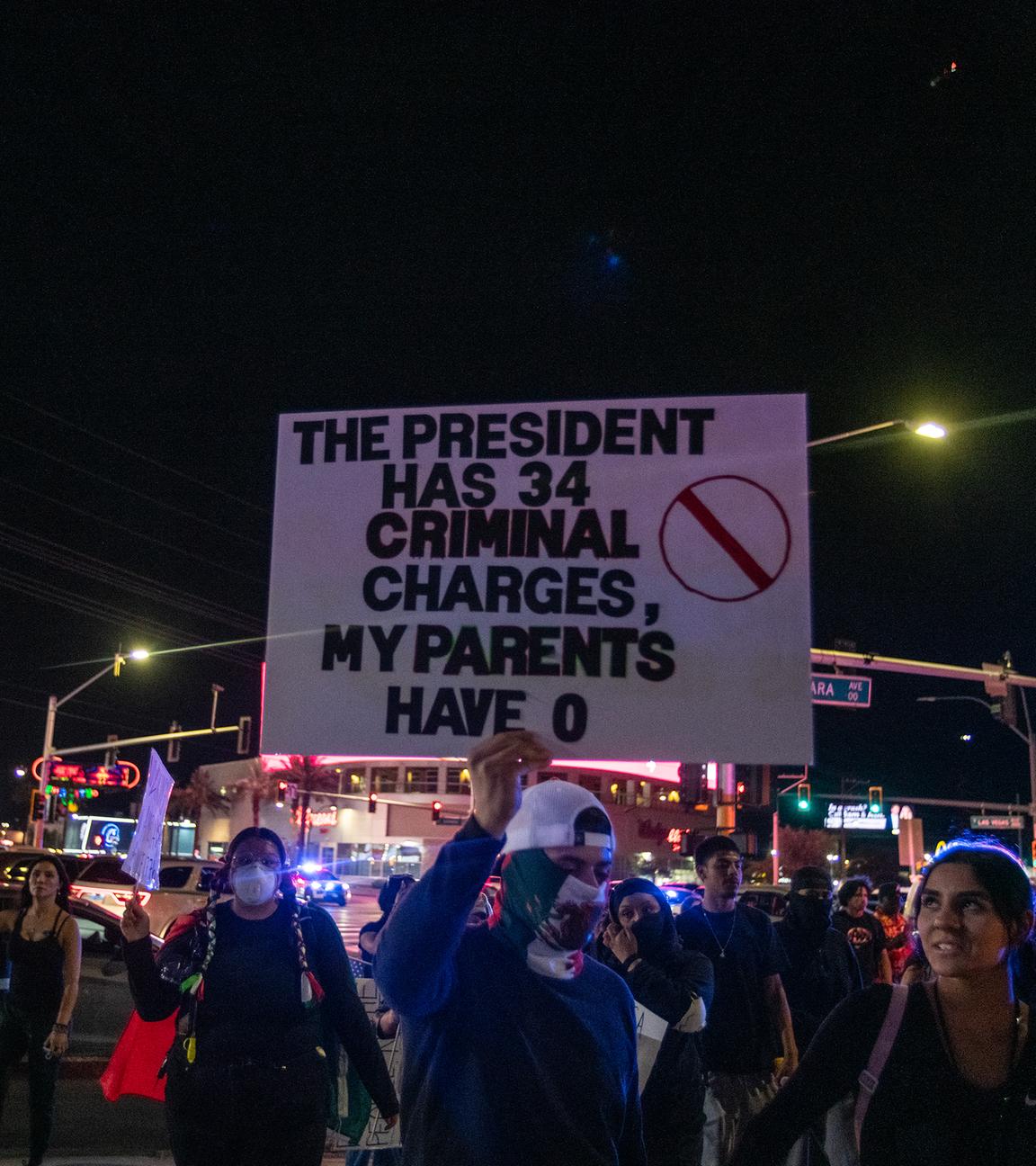 Menschen protestieren beim „No Kings March“ in Las Vegas.