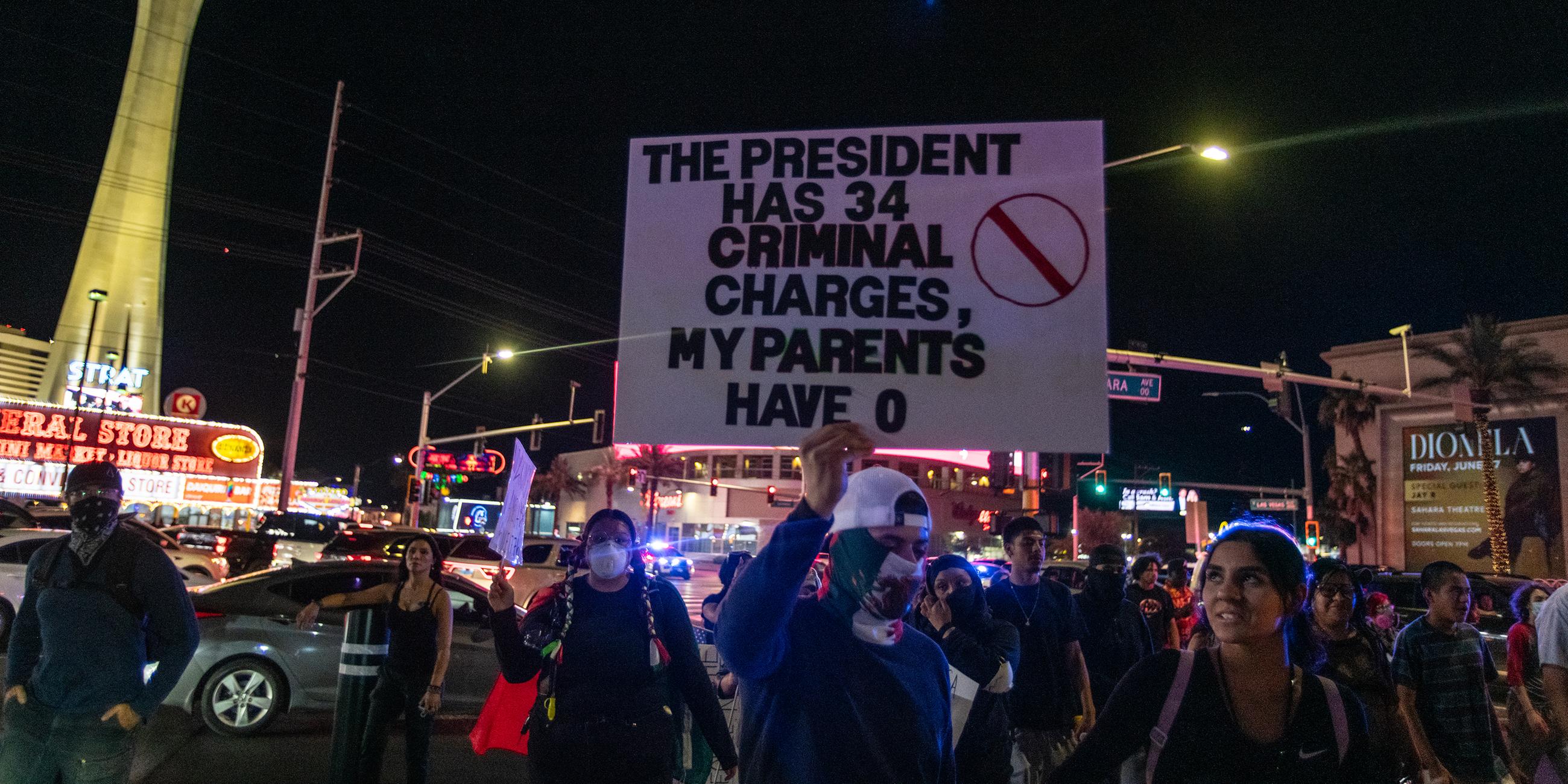 Menschen protestieren beim „No Kings March“ in Las Vegas.