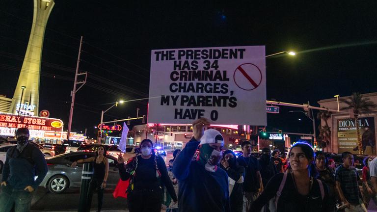 Menschen protestieren beim „No Kings March“ in Las Vegas.