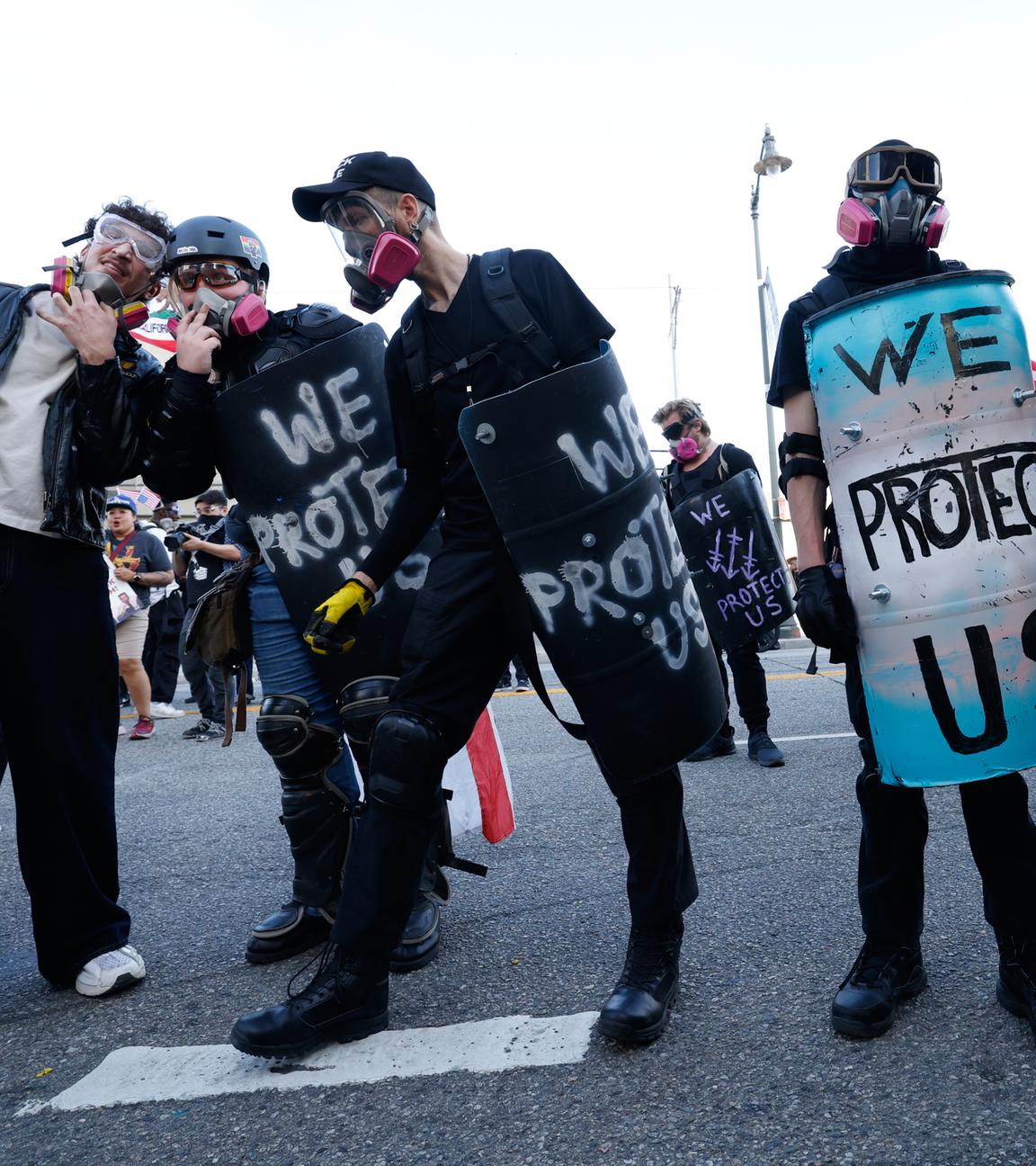 Demonstranten in Los Angeles nehmen an den "No Kings"-Protesten gegen US-Präsident Trump teil.