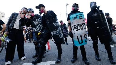 Demonstranten in Los Angeles nehmen an den "No Kings"-Protesten gegen US-Präsident Trump teil.