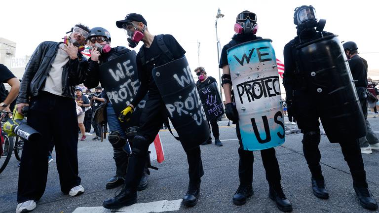 Demonstranten in Los Angeles nehmen an den "No Kings"-Protesten gegen US-Präsident Trump teil.