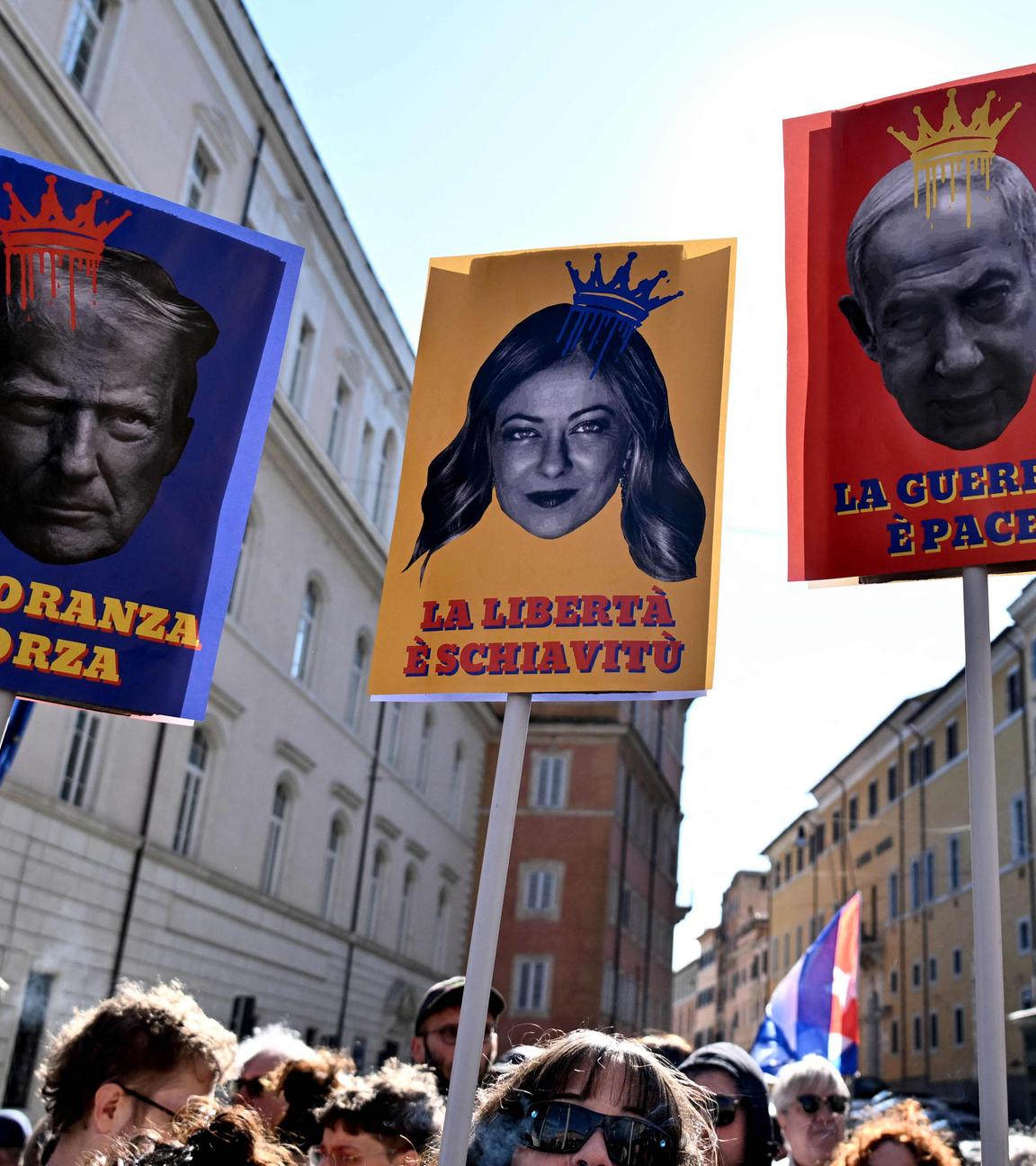 Proteste in Rom am 28. März 2026: Demonstrierende halten Schilder mit Abbildungen von US-Präsident Trump (l.), Italiens Ministerpräsidentin Meloni (M.) und dem israelischen Regierungschef Netanjahu (r) .