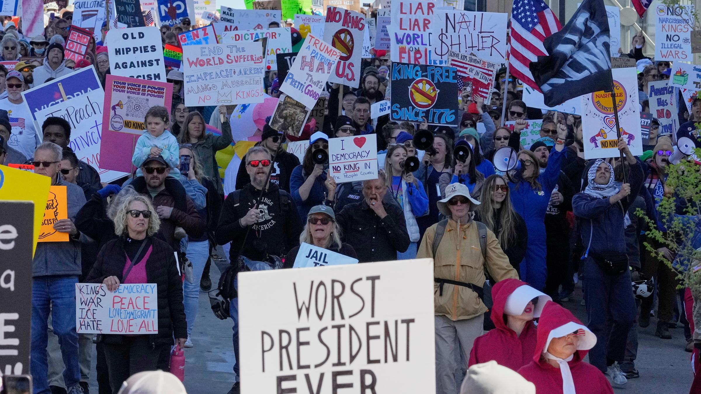 Menschen demonstrieren am Samstag, den 28. März 2026, in Nashville, Tennessee, im Rahmen eines „No Kings“-Protests.