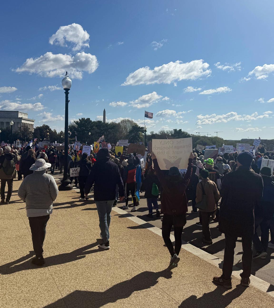 28.03.2026, USA, Washington: Demonstranten marschieren bei einer «No Kings»-Demonstration von der Memorial Bridge bis zum Washington Monument.