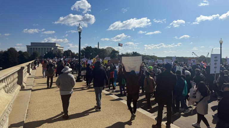 28.03.2026, USA, Washington: Demonstranten marschieren bei einer «No Kings»-Demonstration von der Memorial Bridge bis zum Washington Monument.