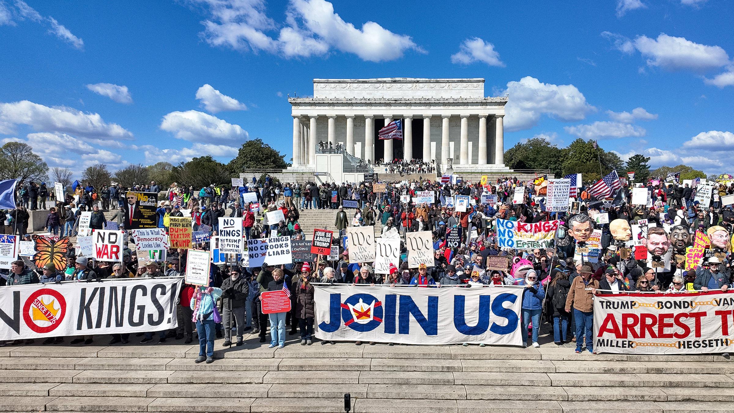 März 2026, Washington, D.C., USA: Tausende Demonstranten versammeln sich am 28. März 2026 in Washington, D.C. zum „No Kings“-Protest.