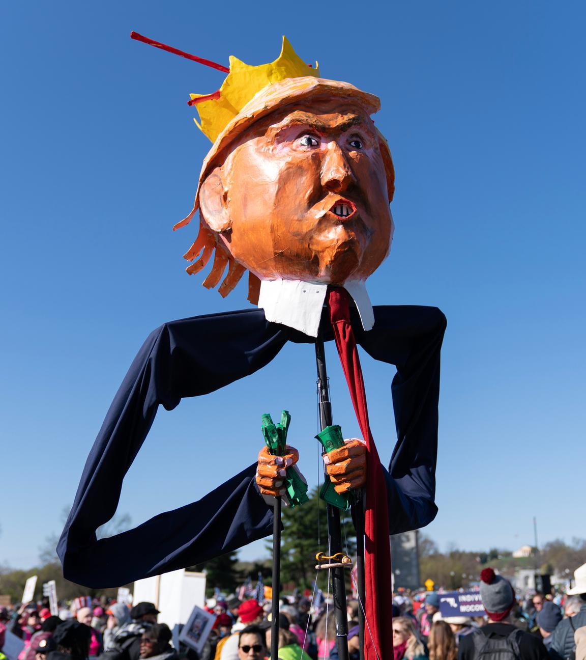 USA, Washington: Demonstranten versammeln sich vor dem Marsch über die Memorial Bridge während des "No Kings"-Protestes in Washington.