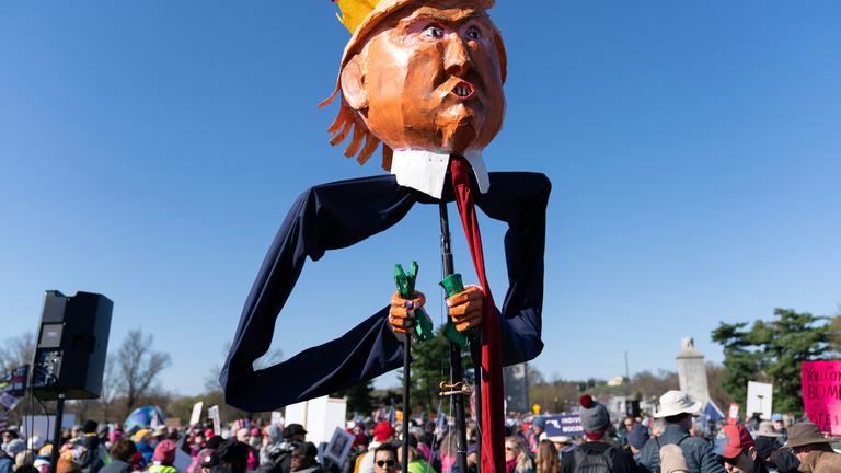 USA, Washington: Demonstranten versammeln sich vor dem Marsch über die Memorial Bridge während des "No Kings"-Protestes in Washington.