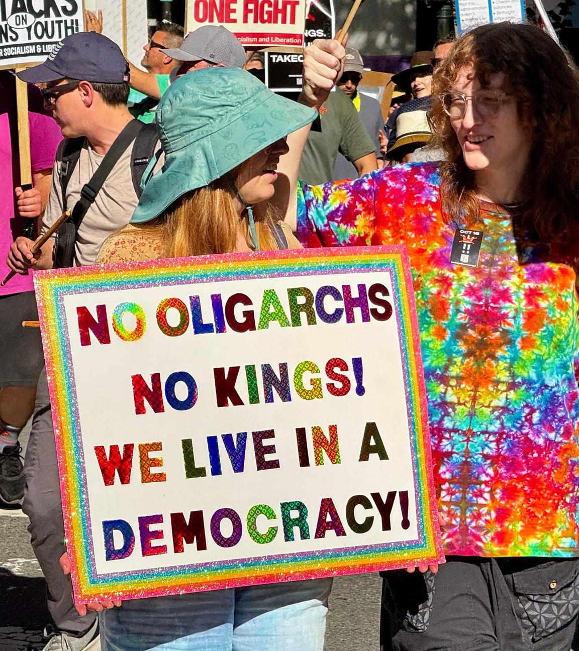 Eine Demonstrantin auf der "No Kings"-Demo in San Francisco hält ein Schild mit der Aufschrift "Keine Oligarchen. Keine Könige! Wir leben in einer Demokratie!".