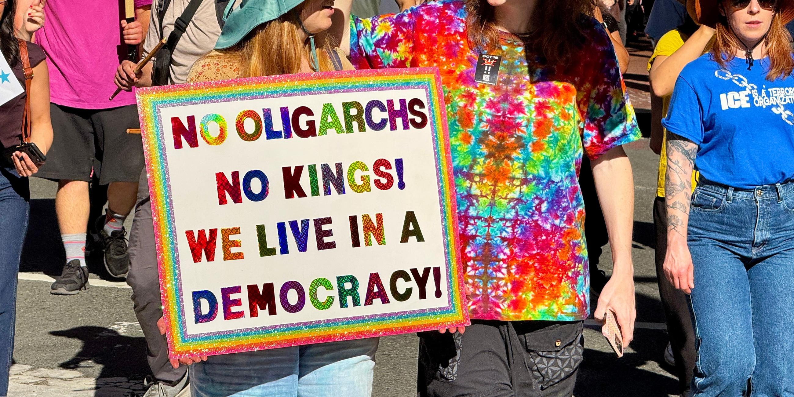 Eine Demonstrantin auf der "No Kings"-Demo in San Francisco hält ein Schild mit der Aufschrift "Keine Oligarchen. Keine Könige! Wir leben in einer Demokratie!".