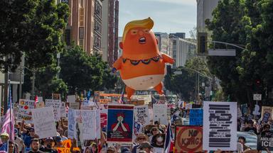 Vor dem Rathaus in Los Angeles protestieren Menschen mit Schildern und einem großen Heliumballon, der US-Präsident Trump in einer Windel zeigt, während einer "No Kings"-Demonstration.