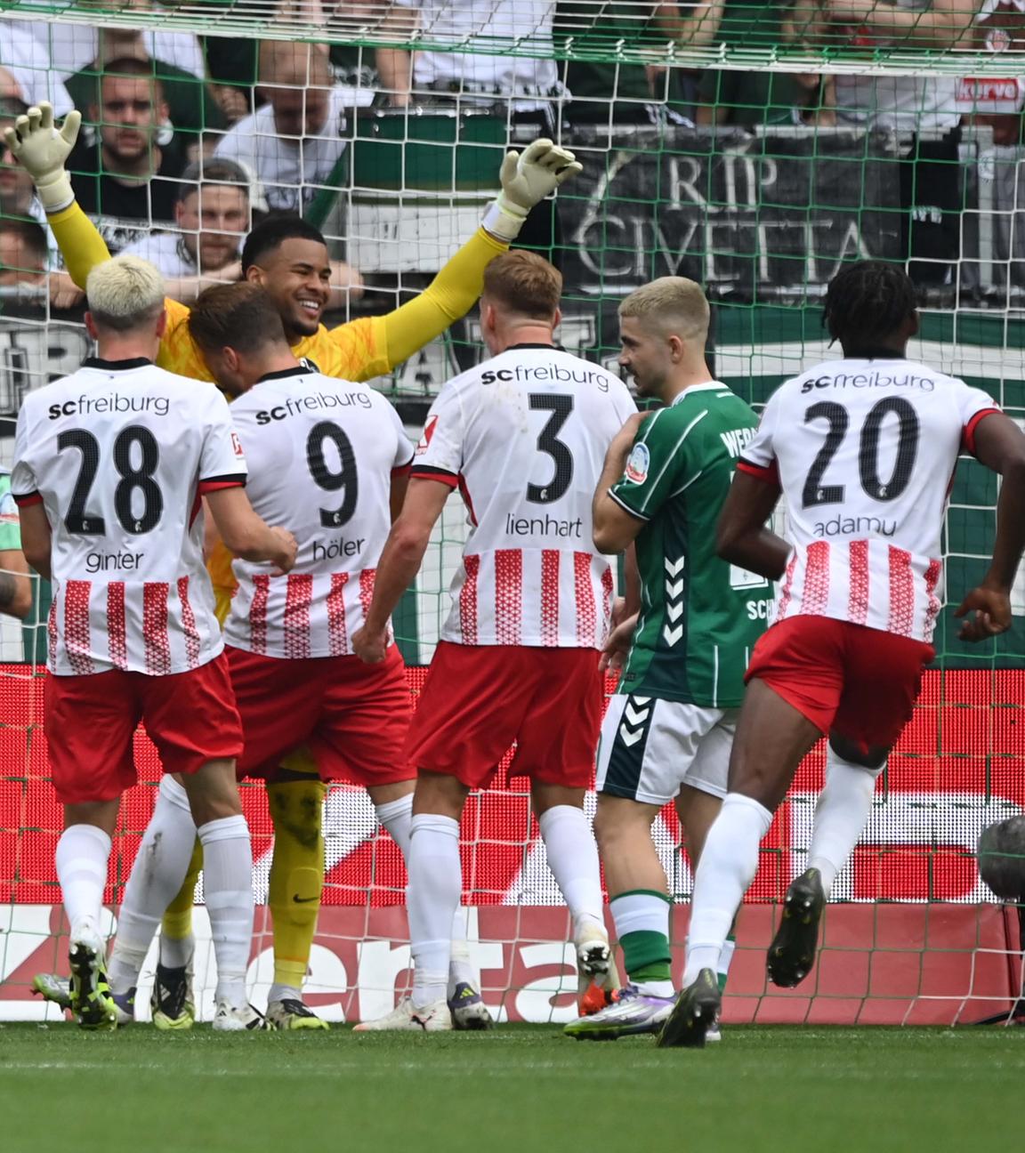 Wird von seinen Teamkollegen nach einem gehaltenen Elfmeter gefeiert: Noah Atubolu (gelb)