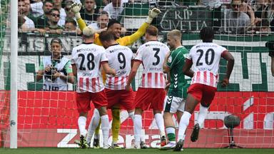 Wird von seinen Teamkollegen nach einem gehaltenen Elfmeter gefeiert: Noah Atubolu (gelb)