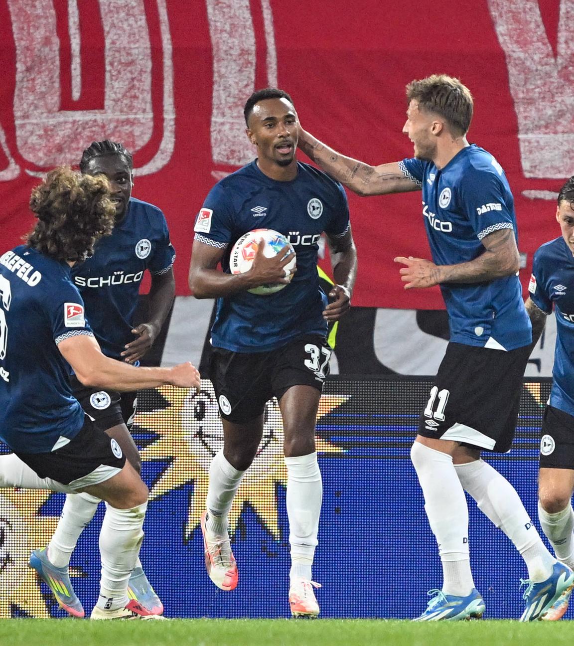 Torschütze Noah Sarenren Bazee (Bielefeld) jubelt nach seinem Tor zum 1:1.