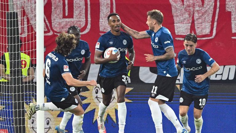 Torschütze Noah Sarenren Bazee (Bielefeld) jubelt nach seinem Tor zum 1:1.