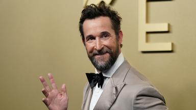 Das Bild zeigt Schauspieler Noah Wyle auf dem roten Teppich der "Emmy Awards" 2026.