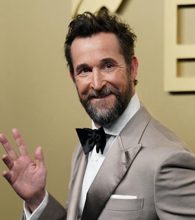 Das Bild zeigt Schauspieler Noah Wyle auf dem roten Teppich der "Emmy Awards" 2026.