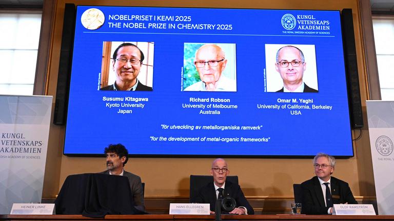 Nobelpreis für Chemie 2025: V.l.n.r.: Susumu Kitagawa (Japan), Richard Robson (Australien) und Omar Yaghi (USA)