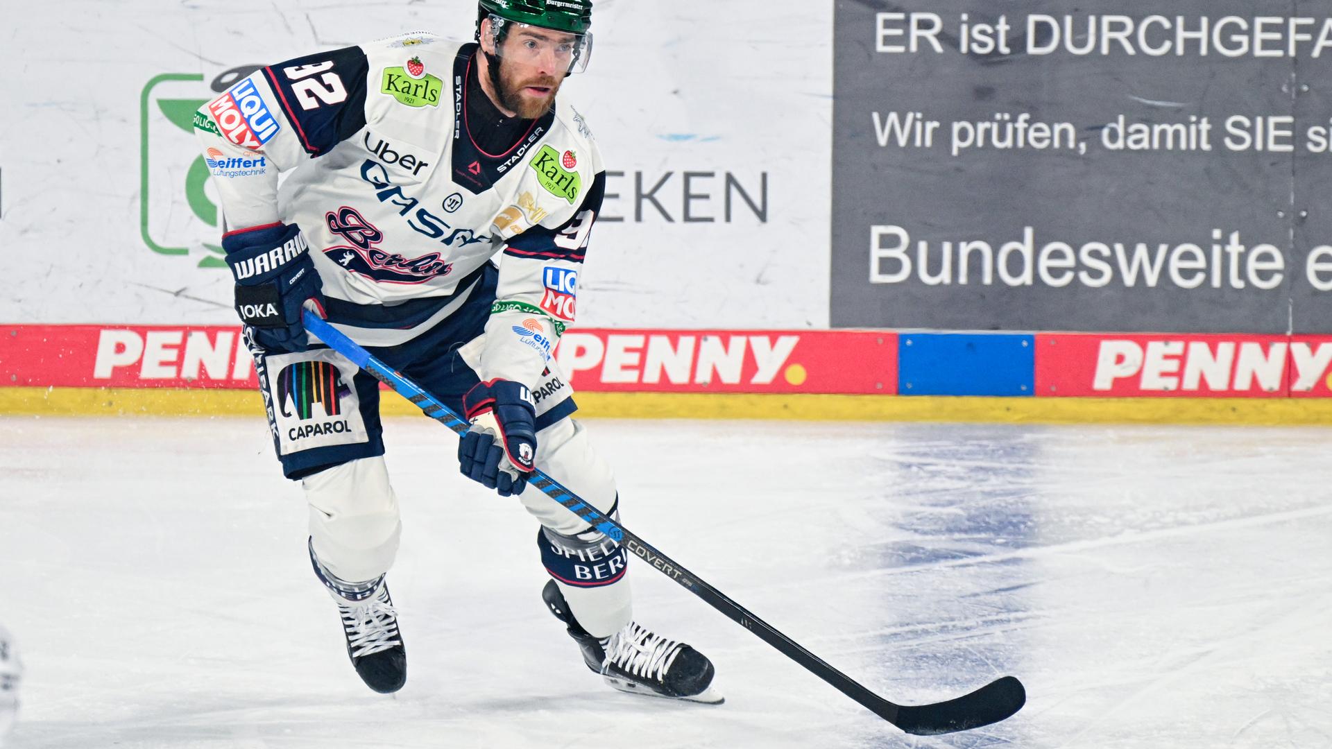Marcel Noebels (Eisbären Berlin) spielt den Puck