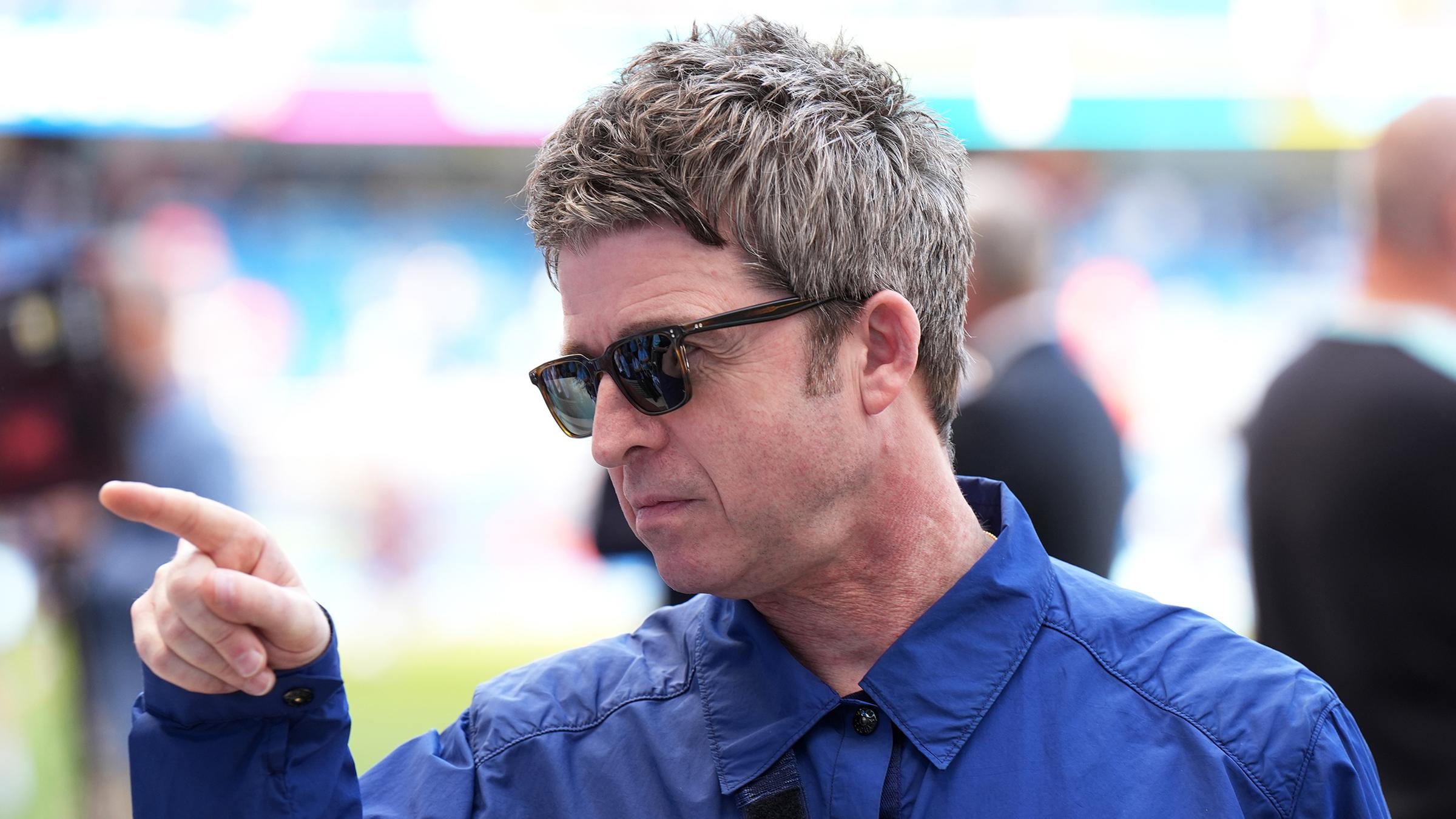 Oasis wurden nicht für den nächsten 007-Song angefragt, stellt Noel Gallagher klar. Er würde das aber gerne machen und eine Rolle als Bösewicht übernehmen, sagt er in "talkSPORT". (07.01.2026)