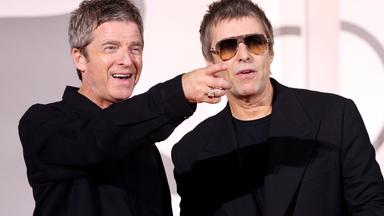 Italien, Venedig: Noel Gallagher und Liam Gallagher bei der Premiere des Dokumentarfilms "Oasis: Don't Look Back in Anger" auf der Biennale in Venedig