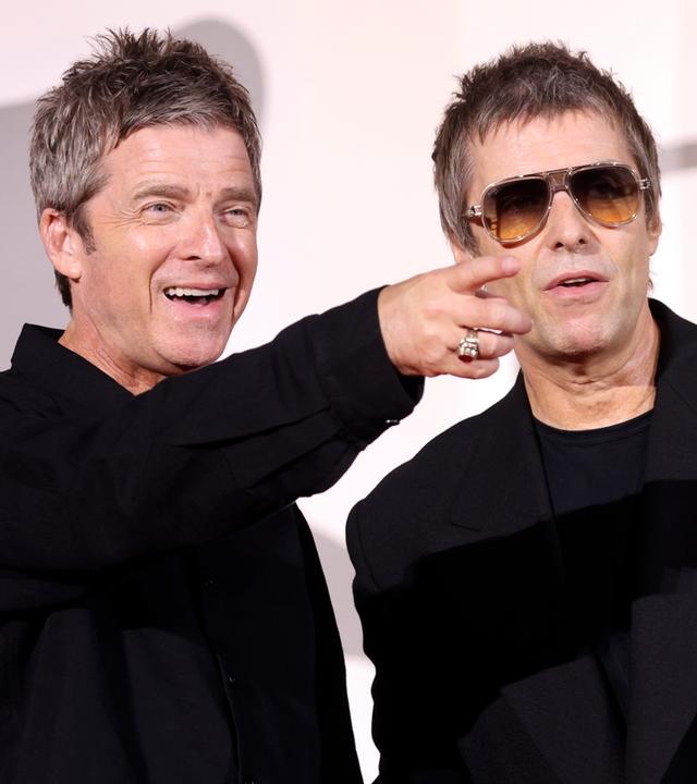 Italien, Venedig: Noel Gallagher und Liam Gallagher bei der Premiere des Dokumentarfilms "Oasis: Don't Look Back in Anger" auf der Biennale in Venedig