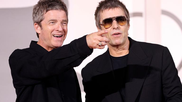 Italien, Venedig: Noel Gallagher und Liam Gallagher bei der Premiere des Dokumentarfilms "Oasis: Don't Look Back in Anger" auf der Biennale in Venedig