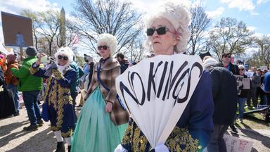 Unter dem Motto "No Kings" kritisieren Millionen Demonstranten die Politik Trumps.