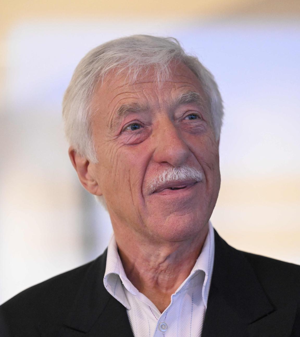 Norbert Emmerich, Kandidat der rechtsextremen Partei Alternative für Deutschland (AfD) für das Amt des Oberbürgermeisters der Stadt Gelsenkirchen, wird am 14.09.2025 im Rathaus von Gelsenkirchen in Westdeutschland während der Kommunalwahlen im westdeutschen Bundesland Nordrhein-Westfalen fotografiert. 