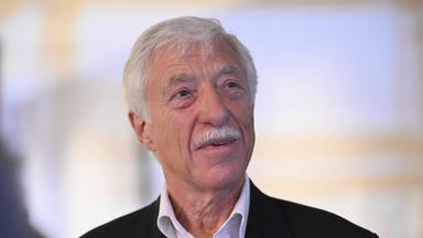 Norbert Emmerich, Kandidat der rechtsextremen Partei Alternative für Deutschland (AfD) für das Amt des Oberbürgermeisters der Stadt Gelsenkirchen, wird am 14.09.2025 im Rathaus von Gelsenkirchen in Westdeutschland während der Kommunalwahlen im westdeutschen Bundesland Nordrhein-Westfalen fotografiert. 