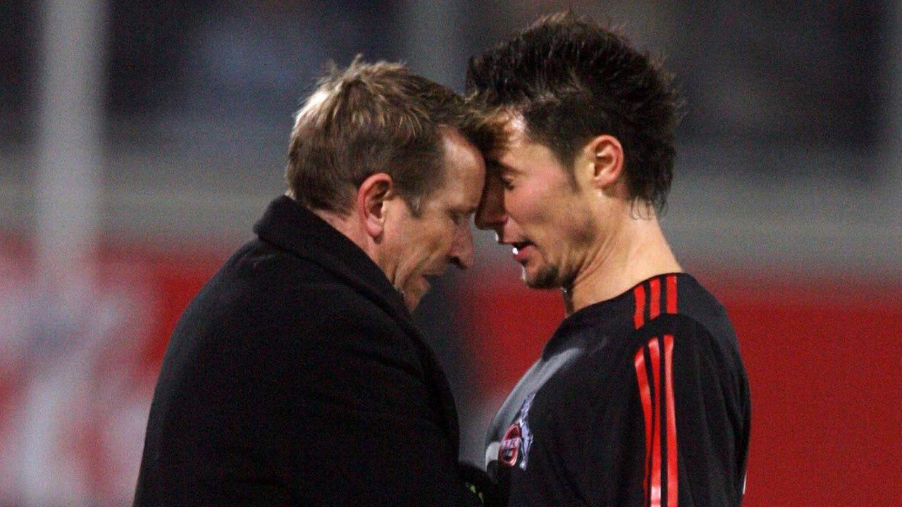 Trainer Norbert Meier (Duisburg) attackiert Albert Streit (Köln)