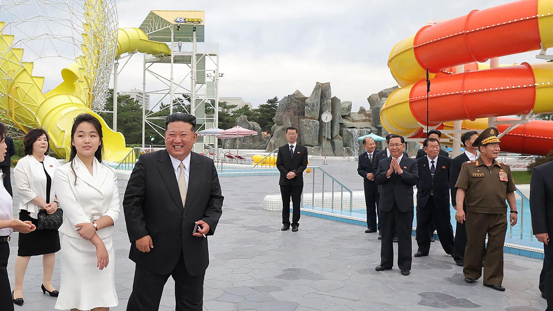 Kim Jong Un mit Tochter Kim Ju Ae und Ehefrau Ri Sol Ju am 24. Juni 2025 im Küstenferiengebiet Wonsan Kalma. 