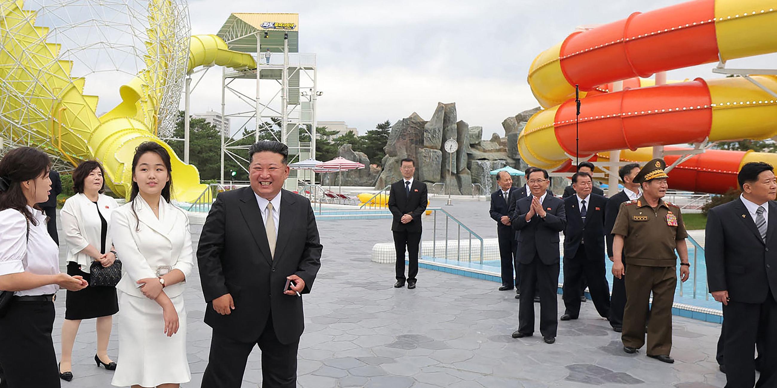 Kim Jong Un mit Tochter Kim Ju Ae und Ehefrau Ri Sol Ju am 24. Juni 2025 im Küstenferiengebiet Wonsan Kalma. 