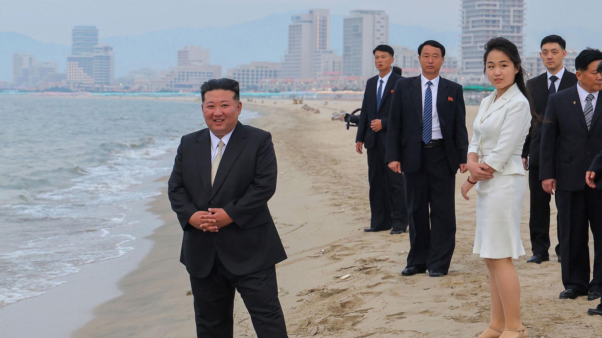 Kim Jong Un mit Ehefrau Ri Sol Ju am 24. Juni 2025 im Küstenferiengebiet Wonsan Kalma. 