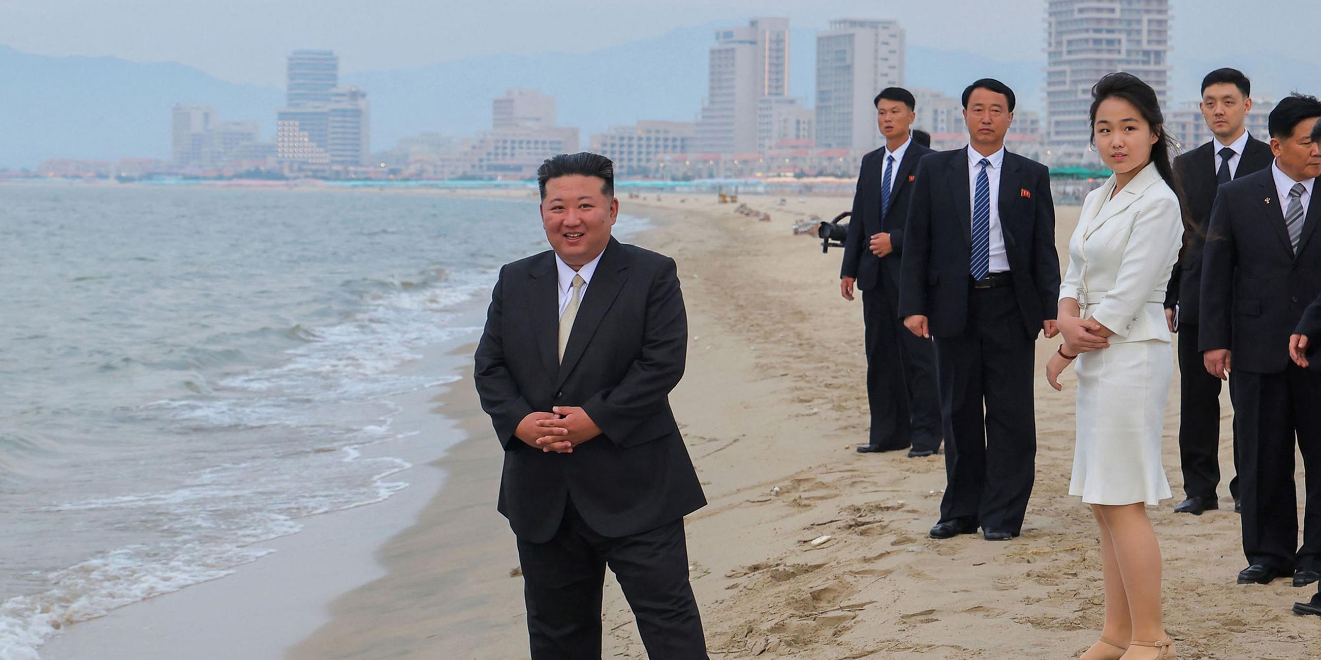 Kim Jong Un mit Ehefrau Ri Sol Ju am 24. Juni 2025 im Küstenferiengebiet Wonsan Kalma. 