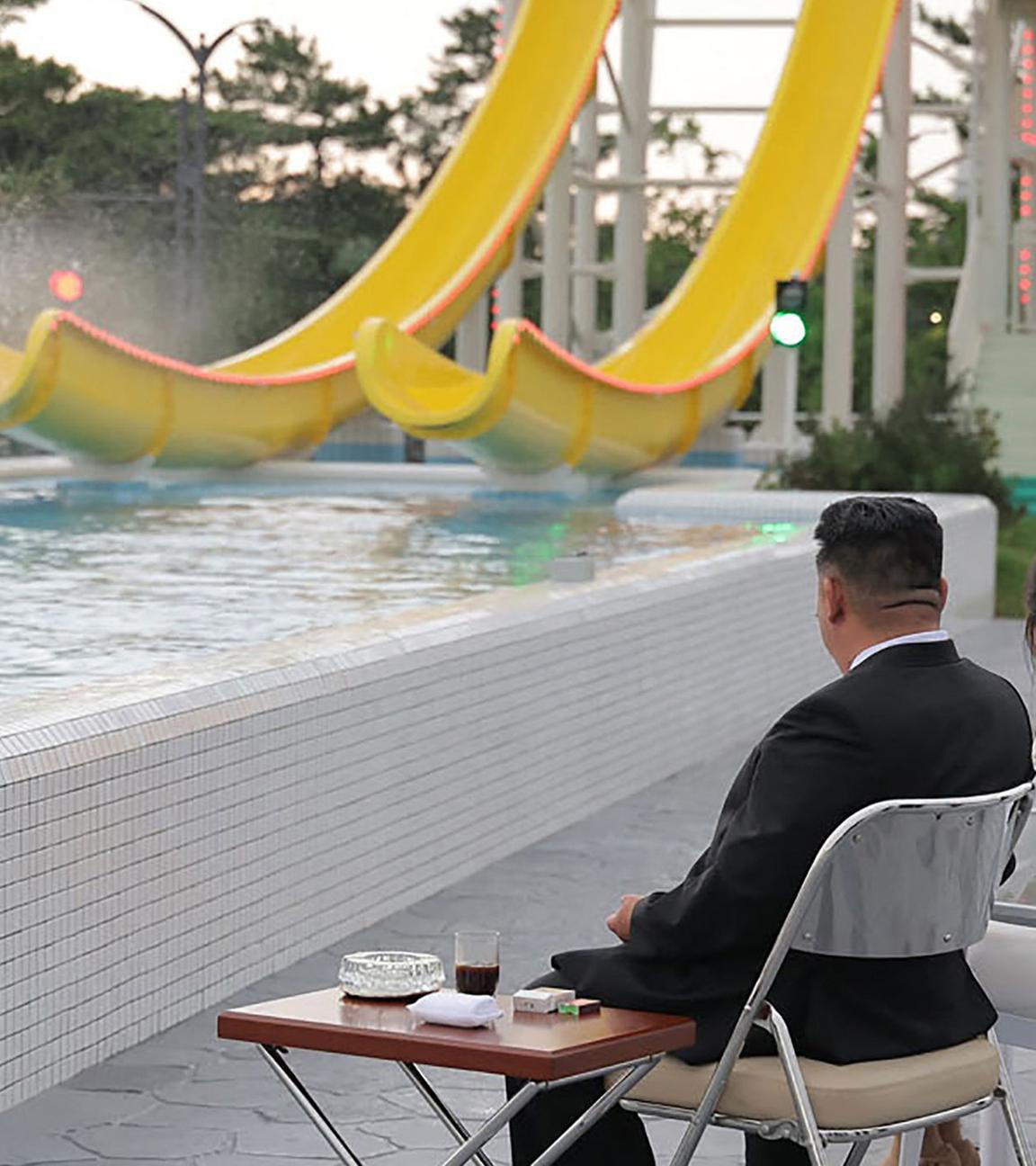 Kim Jong Un mit Tochter Kim Ju Ae und Ehefrau Ri Sol Ju am 24. Juni 2025 im Küstenferiengebiet Wonsan Kalma. 