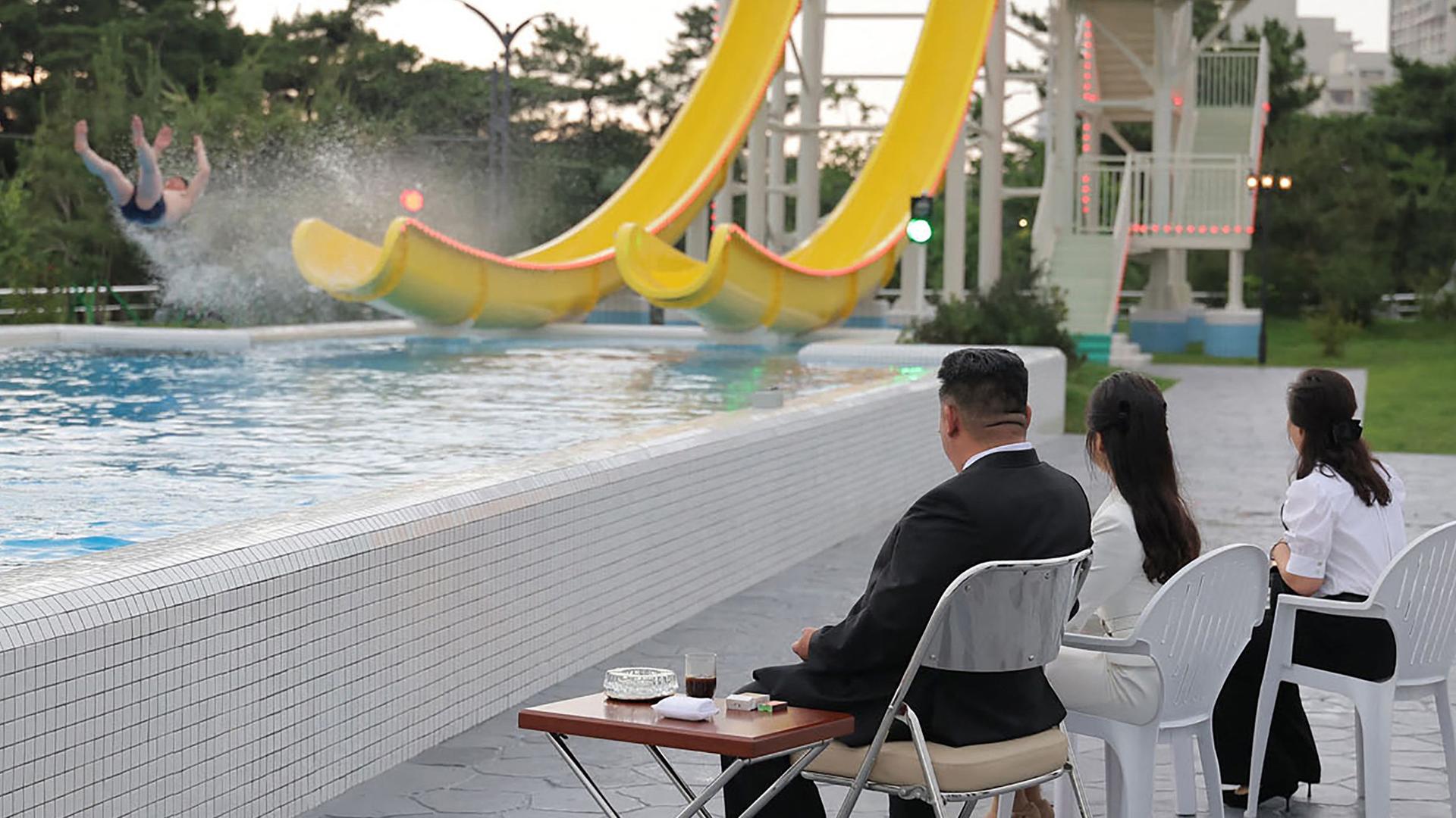 Kim Jong Un mit Tochter Kim Ju Ae und Ehefrau Ri Sol Ju am 24. Juni 2025 im Küstenferiengebiet Wonsan Kalma. 