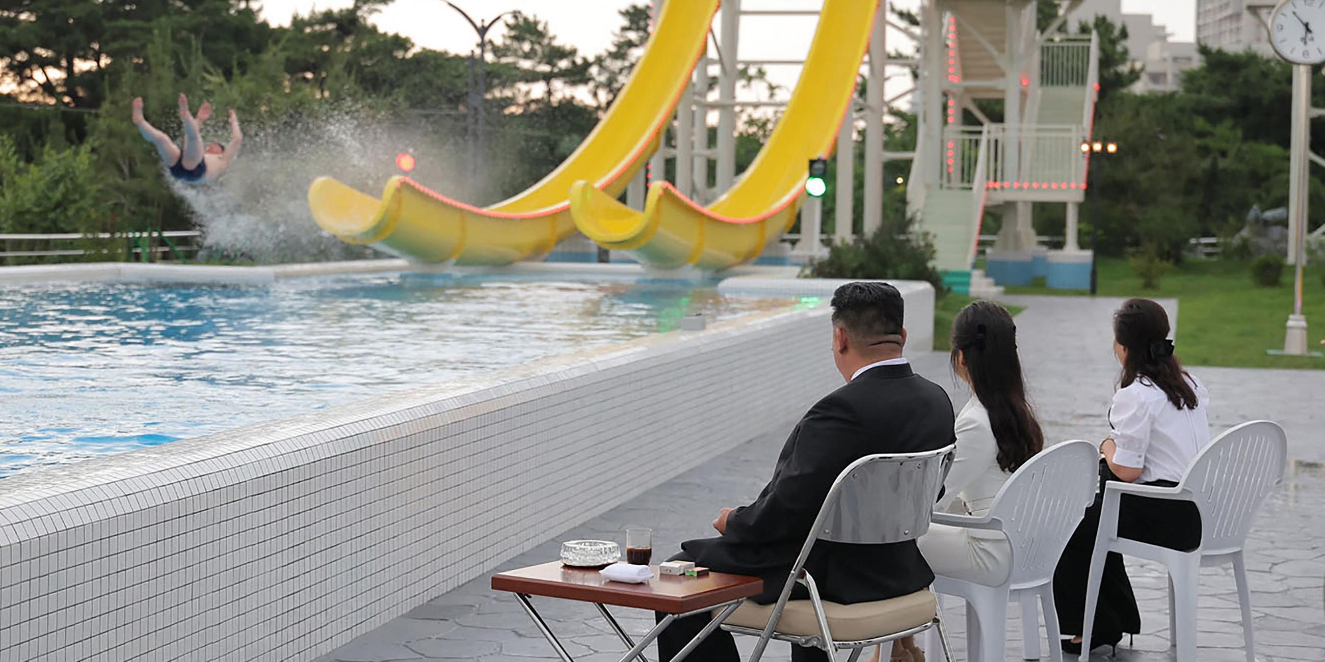 Kim Jong Un mit Tochter Kim Ju Ae und Ehefrau Ri Sol Ju am 24. Juni 2025 im Küstenferiengebiet Wonsan Kalma. 